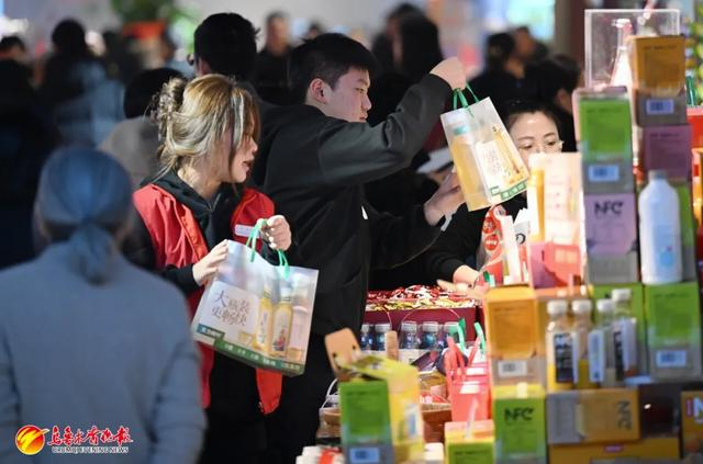 2月15日，友好超市（友好商场店），顾客在购买饮品。资料图片