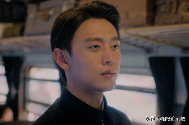  郭晓婷从童星出道，她的演技一直备受好评。2025年，她在网剧《青川入梦》中的表现再度获得剧迷的高度赞扬。王天辰则在2025年凭借《白色橄榄树》中的本杰明一角迅速走红，剧集播出后，他的机场粉丝见证了他的爆红，令他本人也有些意外。不过，王天辰始终是一位演技扎实的演员，无论是在《烟火人家》、《冬至》，还是在《庆余年第二季》中，他的表现都不负众望。此外，他参演的另一部剧《岁月有情时》也正在热播，赢得了不少观众的关注和喜爱。 《纯真年代的爱情》无论是演员阵容，还是剧情设定，都充满了深刻的情感与戏剧性，观众们对于这部剧的评价也充满了期待。你对这部剧又有什么看法呢？欢迎在评论区留言与我们一同探讨！