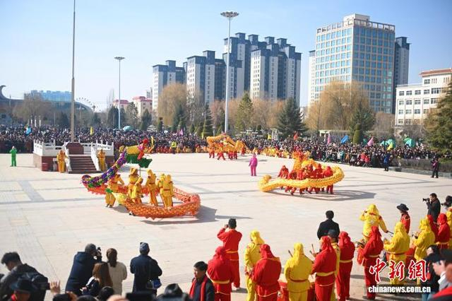 图为舞龙表演。中新社记者 李亚龙 摄