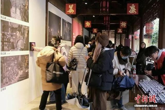 资料图：2026年1月1日，电视剧《太平年》主题特展在杭州钱王祠内举行。图为年轻人到场观展。曹丹 摄