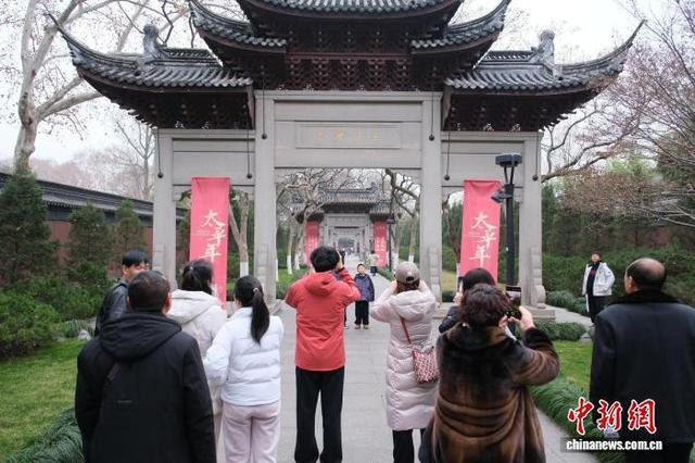 资料图：游客在钱王祠外拍照留念。曹丹 摄