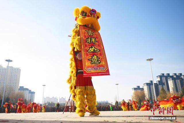 图为“雄狮吐福”表演。中新社记者 李亚龙 摄