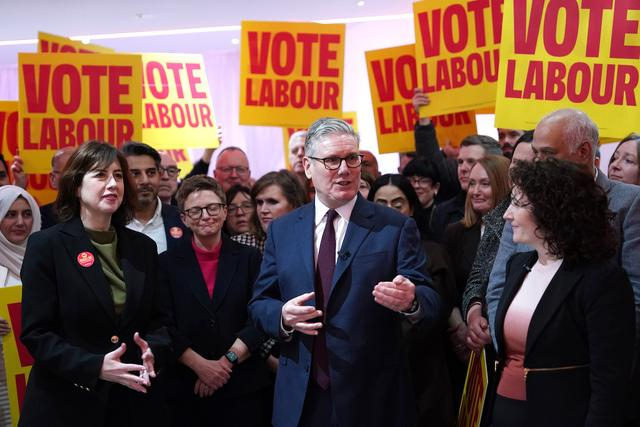 当地时间2026年2月23日，英国曼彻斯特，英国首相基尔·斯塔默在拉什福德公园体育综合体开展竞选活动。视觉中国 图