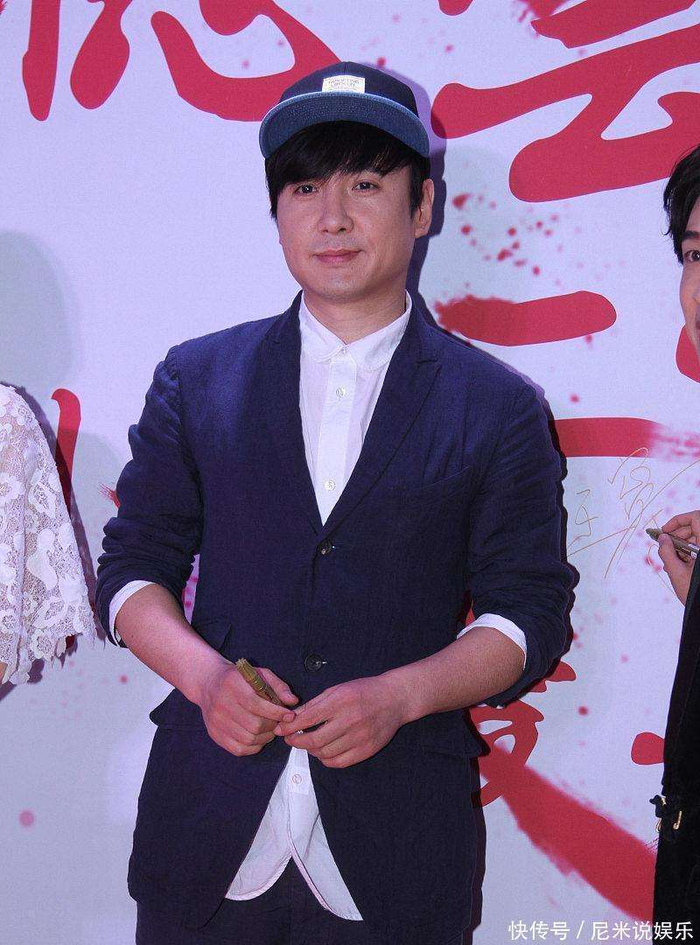  然而，站在400亿票房的巅峰，沈腾面临的挑战也随之而来。观众对于他的期待越来越高，以至于《飞驰人生3》中王安宇演年轻沈腾的争议，暴露了去沈腾化尝试的困难。同时，沈腾在《流浪地球3》中的特别出演，揭示了他在科幻领域的潜力与野心。中国电影需要下一个沈腾，但更需要他通过二十年的努力所总结出的宝贵方法论：用真诚的表演打破套路，以类型的融合去应对审美的疲劳。正如某位院线经理所说：当观众走进影院，只为‘看沈腾怎么演’，这本身就是商业电影最大的成功。