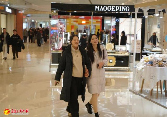 2月19日，水磨沟区会展吾悦广场，市民在商场内逛街。资料图片