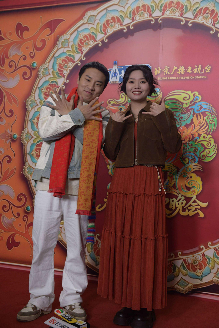  回头看春晚导演组在这次换血上的决策，真的值得称赞。当贾冰、潘斌龙等熟悉的面孔被脱口秀新人取代时，很多人曾担心春晚的味道会变。然而，李雪琴和徐志胜用自己的表现证明了：喜剧的生命力正是在于真实。在这个瞬息万变的时代，或许正如赵本山多年前所说的：小品就得乐在其中，观众笑够了，背后的道理自然就听进去了。而那些让南方观众懵圈的北方梗，也将在一次次文化碰撞中，成为新的笑点密码。毕竟，能让全国观众在同一时刻讨论一根葱的尊严，本身就是一种成功。