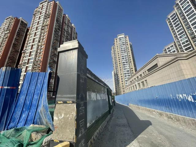 北四巷南段（西侧为建筑围挡，东侧为地铁广渠门外站东南出口）/记者摄