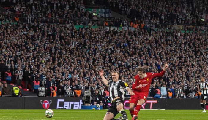 英超今年五队直通加纽卡翻盘，看起来很猛，可皇马、拜仁、巴黎还在盯着。冠军就一个坑，英超能不能打破近两年决赛零冠的局面，还得看后面。悬念才刚拉开。