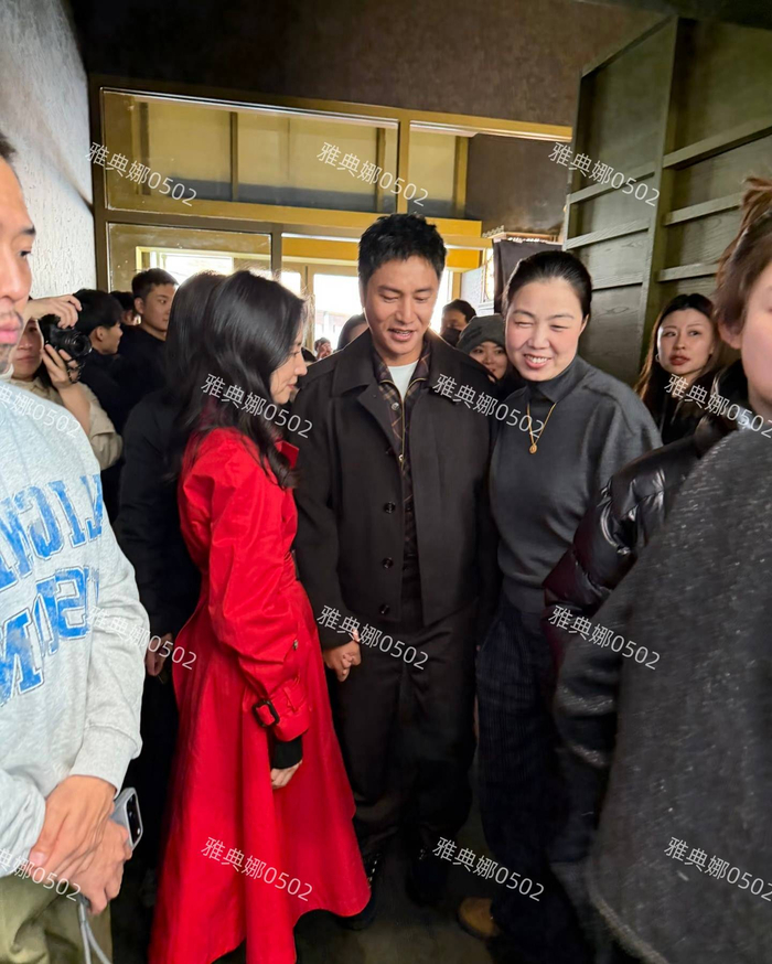  不过，陈坤的状态明显没有往日那般光彩照人。他不再是那个意气风发的少年，50岁的他显得有些发福，颜值也有所下滑。拍摄硬照时，他频繁地摆弄造型，过于刻意的表现让人感觉有些油腻和做作。或许，这就是岁月无情带来的变化，但无论如何，他和董洁的友谊仍然在这个舞台上闪耀，依旧充满了温情与真挚。