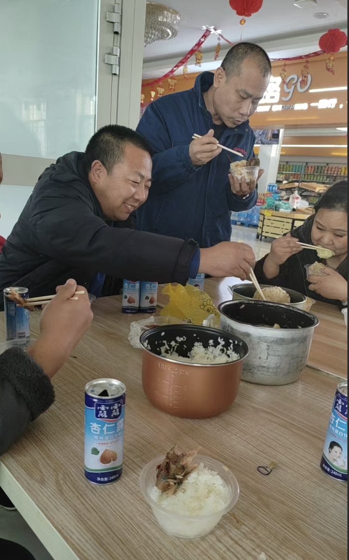 2月24日，沈新龙正在和同伴一起在服务区吃饭。 受访者供图