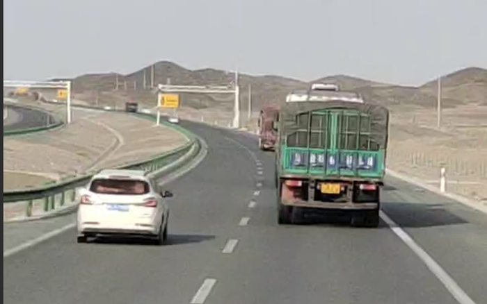 2月24日，卡车司机沈新龙正在进疆途中。 受访者供图