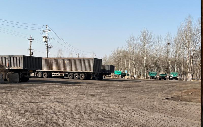 顾家庄村口停放的卡车。 新京报记者 秦冰 摄