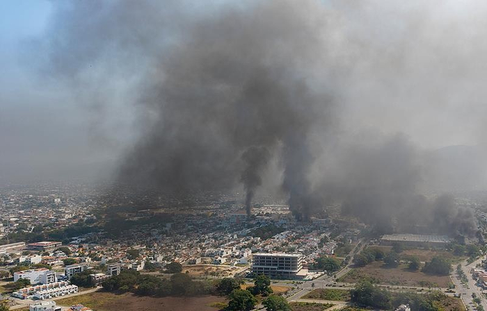 墨西哥巴亚尔塔港接连发生爆炸，汽车被烧毁，超市被扔燃烧弹，城市浓烟滚滚。图片来源：X