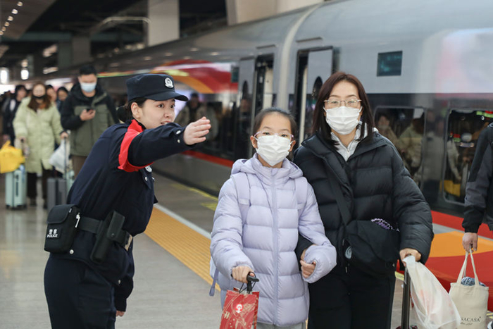 春节期间，北京铁路公安民警全力保障890.8万人次旅客平安出行。北京铁警供图