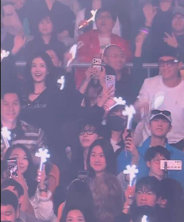  更引人注目的是，这场演唱会的观众席可以说是一个跨界联谊会。除了跑男团成员，现场还汇聚了中韩艺人，如章昊、陈鹤一、梁永棋等，甚至包括韩流前辈李东海和金厉旭等人也现身现场表示支持。宋雨琦在中韩娱乐圈的超强人脉，真的是让人感到震惊和赞叹。总的来说，这场看似简单的演唱会应援，早已超越了一般的友情支持，它不仅展示了跑男团家族情感的深厚，也是内娱明星跨国互动的一次生动范例。当台下的场面比台上还要精彩，当同事们变成了家人，这波为爱发电的团建，凭借其话题性和人情味，无疑获得了空前的成功。谁知道，下一次的团建，是否该轮到哪位成员的演唱会了呢？