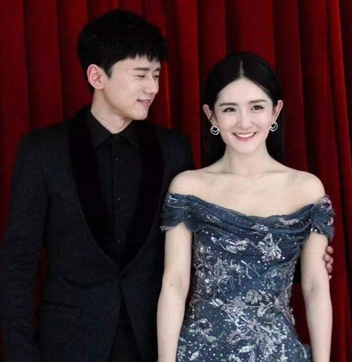 谢娜发文称：“跳跳俏俏小咘芽快乐的暑假结束啦，整个暑假一直跟着杰哥巡演，跟着唱跟着跳！这张照片是她们在苏州演唱会全神贯注的背影。记得几年前她们看的第一场演唱会也是在苏州…从那天开始，每次看演唱会，她们都会说，我们要到最后接爸爸安全回家。”好贴心的“小棉袄”们啊！