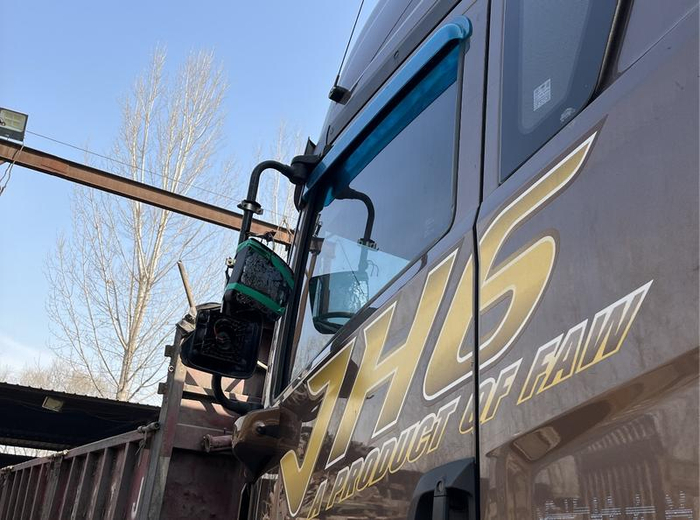 卡车左侧倒车镜被严重损坏。 新京报记者 秦冰 摄