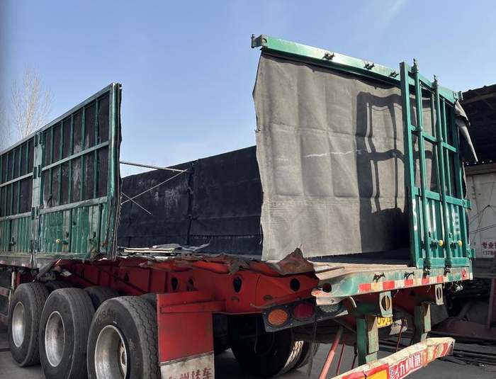 刘文山的车停在修车大院中。 新京报记者 秦冰 摄