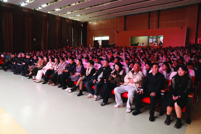 图为社区市民观看节目表演现场。