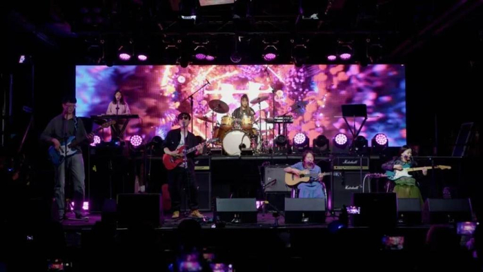 8772乐队演出现场。