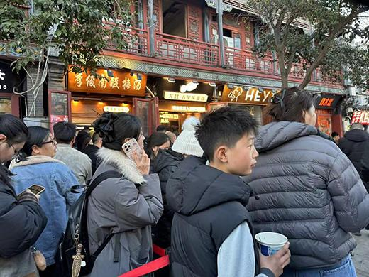 开封书店街消费者排队购物