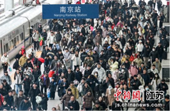 抵达南京火车站的旅客们走向出站口。中新网记者 泱波 摄