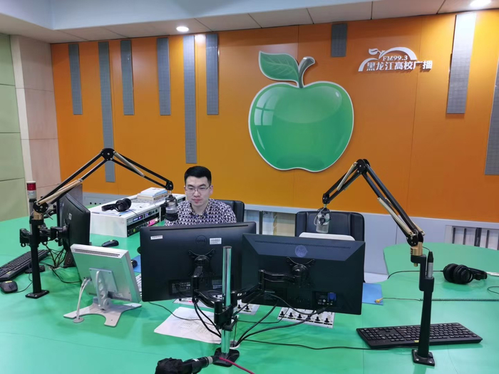 2020年，现为婚礼主持人兼脱口秀演员的田野参加黑龙江电视台组织的脱口秀比赛晋级，并成为常驻嘉宾。  受访者供图