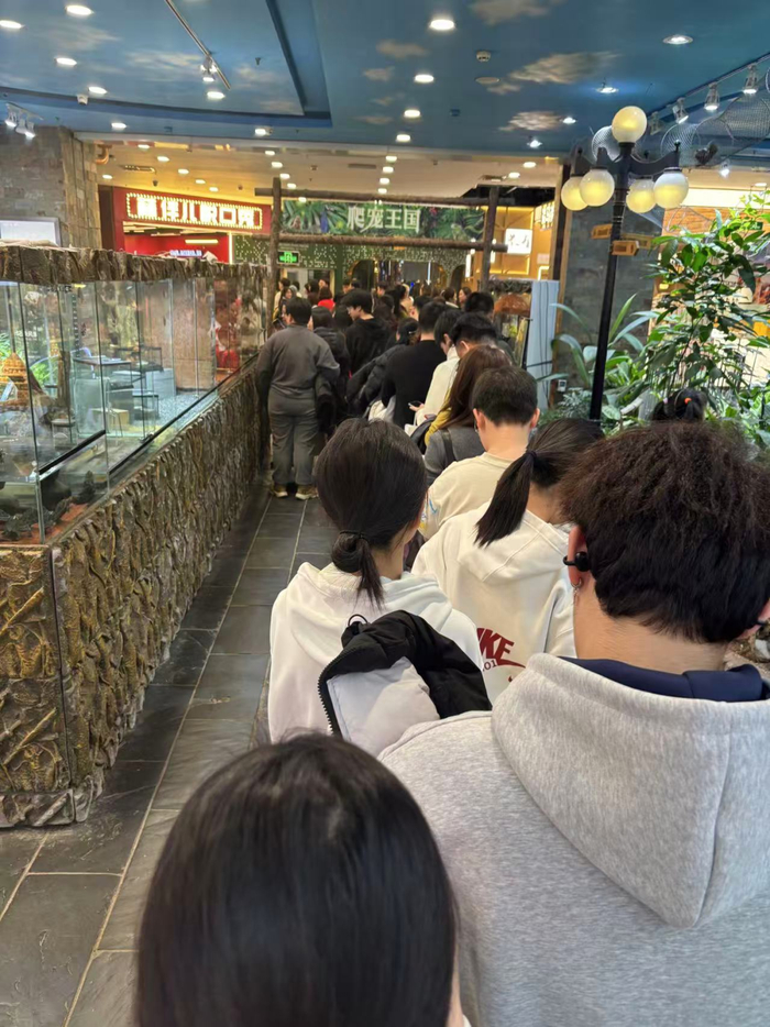 ▲2026年春节期间，在哈尔滨脱口秀剧场外排队的观众。 新京报记者 左琳 摄