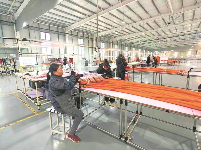     四川知遇汽车部件有限公司生产车间正在加快生产。