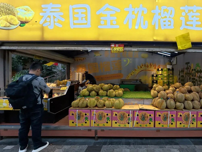 2月14日，云南省昆明市的一处榴莲摊档。新华社记者 林昊 摄