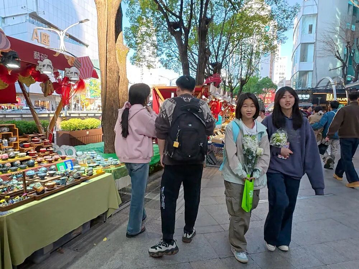 2月14日，在云南省昆明市，手持鲜花的行人。新华社记者 林昊 摄