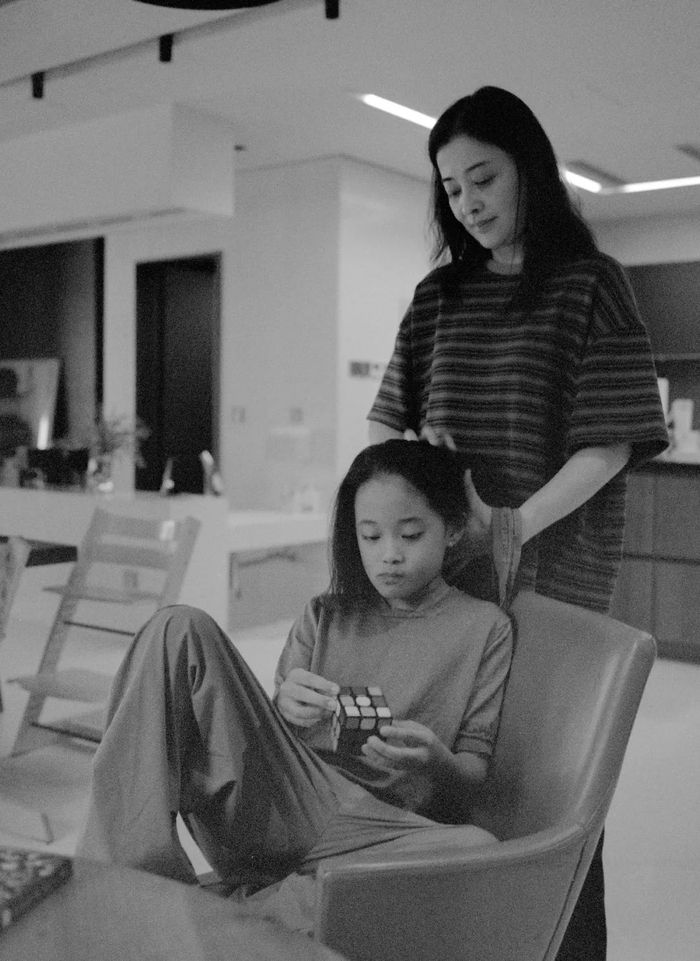 梅婷和女儿的居家照。（图/受访者提供） 