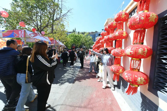 翠湖片区年货集市与文化活动交织展开，现场人声鼎沸。