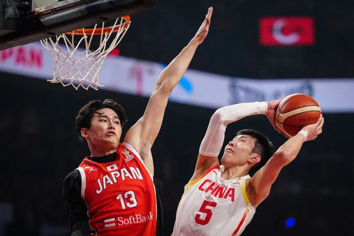 2月26日，中国队球员廖三宁（右）在比赛中上篮。新华社记者 贾浩成 摄