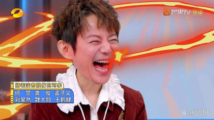  虽然嘉宾们玩得越来越离谱，但何老师才是那位隐藏的吐槽王者。当白鹿和王星越在暗房游戏中因为指令没听清而同时愣住时，何炅幽幽地说道：你们这默契不去演双胞胎真是太可惜了——可惜是异卵的。魏大勋被吴昕调侃中年得粉，何炅立马补刀：人家这叫老来俏，你看，石凯都学会抢答了。虽然节目里笑料百出，玩乐不断，但也不乏感人的瞬间。比如刘昊然在高台挑战中陪着董子健一起克服恐高症，一边安慰他说：别怕，有我在。这一幕让弹幕瞬间炸开，这是什么神仙友情成为了网友们的热议话题。 正因如此，网友们纷纷表示：每周六就等《你好星期六》续命，已经没有什么烦恼是一期节目解决不了的，如果有，那就两期！