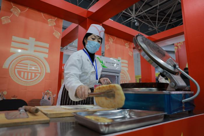 2月9日，河北廊坊，第五届国际肉饼争霸赛上，选手正在制作肉饼。新京报记者 寇家祥 摄