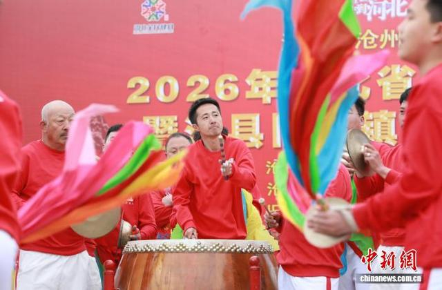 图为当地民俗大鼓表演。 田博 摄