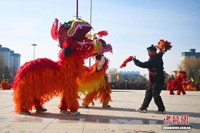 图为舞狮表演。 李亚龙 摄