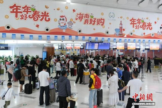 2月22日晚，游客在美兰国际机场有序排队托运行李。曹丹 摄