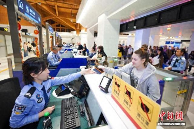 2月23日，凤凰出入境边防检查站执勤民警为通关旅客快速办理边检手续。 蒙绪顺 摄