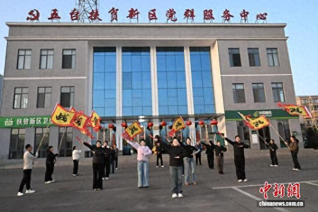 社区居民正在排练节目。 金俊贤 摄