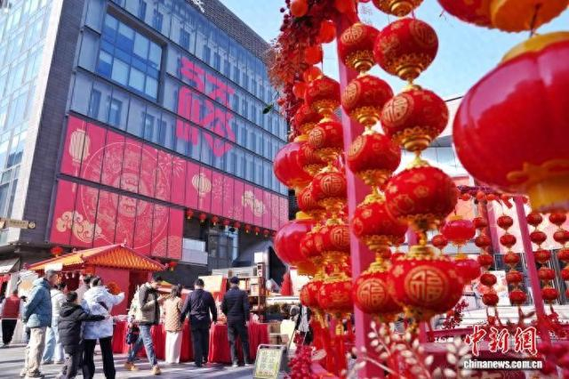 2月12日，春节临近，北京隆福寺街区年味渐浓，吸引市民打卡消费。 中新社记者 张祥毅 摄