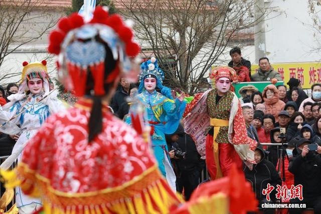 图为当地民俗高跷表演。 田博 摄