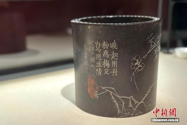 丁敬刻金农梅花笔筒。 中新网记者 王笈 摄