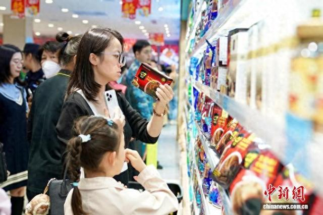 2月11日，海南首批岛内居民日用消费品免税店开业。 陈英清 摄