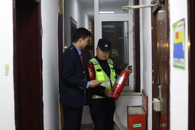 图为石家庄铁路公安处阳泉站派出所民警在管内铁路内部单位进行消防安全检查。胡卫涛供图