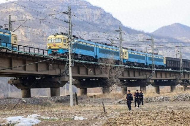 图为石家庄铁路公安处阳泉站派出所民警在管内线路进行安全巡控工作。胡卫涛供图