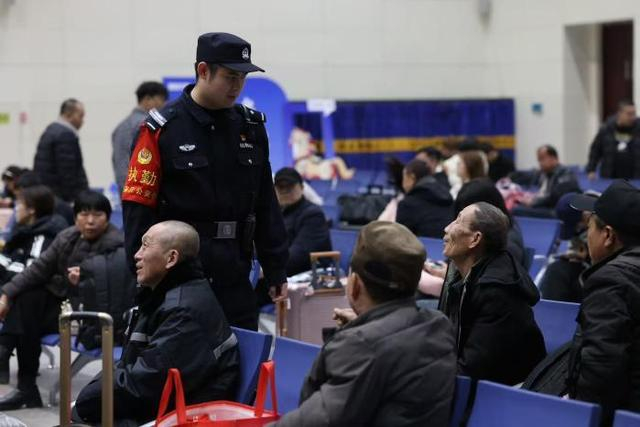 图为石家庄铁路公安处阳泉北站派出所民警向候车旅客开展反诈宣传。王奕岚 供图