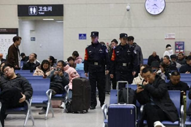 图为石家庄铁路公安处阳泉北站派出所民警在候车室巡逻巡视。 王奕岚 供图