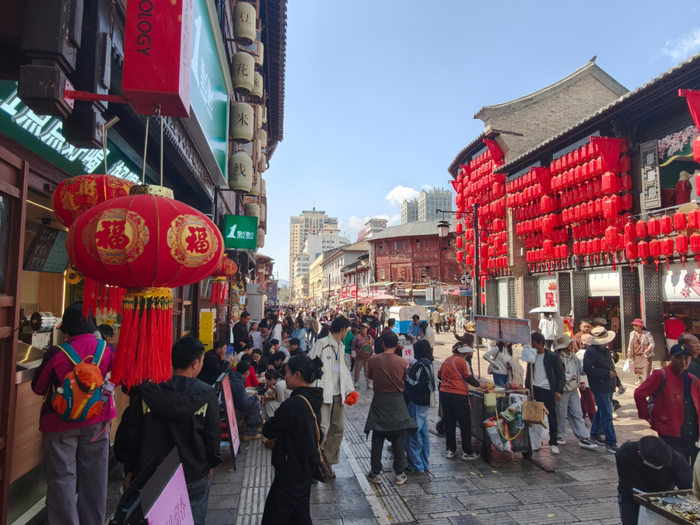 昆明老街商圈热闹非凡。
